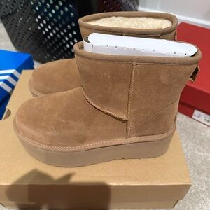Brand new Ugg mini platform boots sz 7 chestnut color